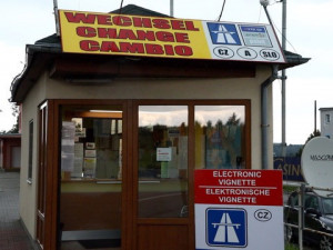 Prodej dálničních známek na hraničním přechodu využívá neznalosti cizinců. Nejsme žádní podvodníci, brání se společnost