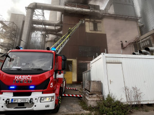 V Malešicích hoří v jedné z budov spalovny. Vyhlášen je třetí stupeň poplachu