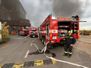 V Malešicích hoří v jedné z budov spalovny. Vyhlášen je třetí stupeň poplachu