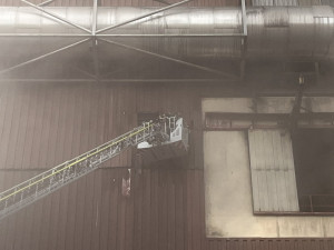 V Malešicích hoří v jedné z budov spalovny. Vyhlášen je třetí stupeň poplachu