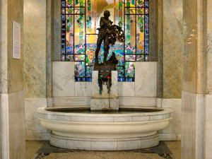 Budovu pojišťovny v centru Prahy hlídá od roku 1914 živý úhoř. Jmenuje se Pepa