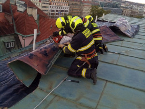 Silný vítr v Praze. Zranění lidé, zlomené stromy, uzavřená zoo a zpoždění vlaků