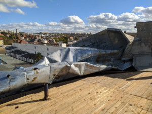 Silný vítr v Praze. Zranění lidé, zlomené stromy, uzavřená zoo a zpoždění vlaků