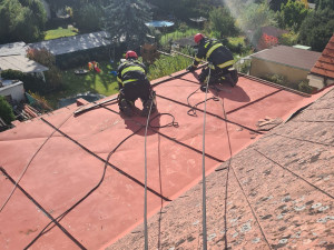 Silný vítr v Praze. Zranění lidé, zlomené stromy, uzavřená zoo a zpoždění vlaků