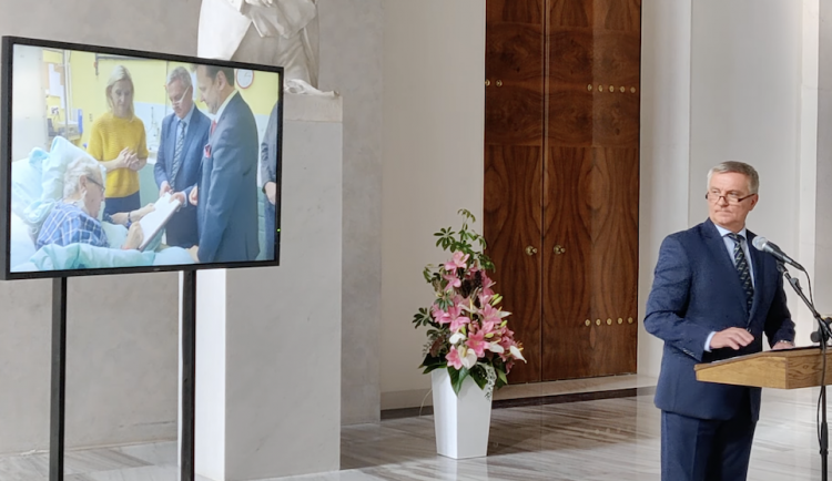 Hrad uspořádal další tiskovku. Zveřejnil záběry prezidenta