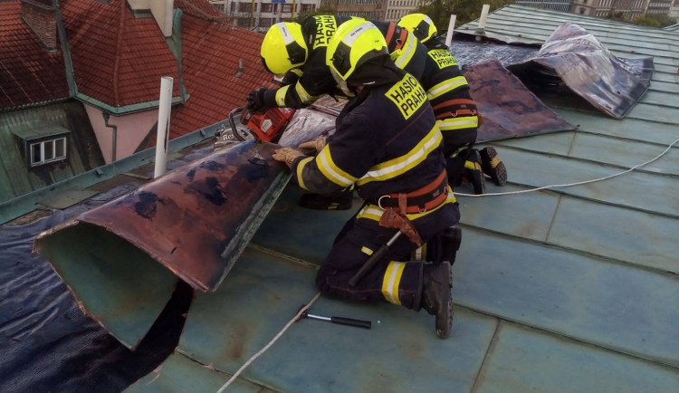 Silný vítr v Praze. Zranění lidé, zlomené stromy, uzavřená zoo a zpoždění vlaků