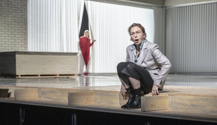 Premiéra nové hry Národního divadla představí drama o ženě v přelomové době v hlavní roli se Zuzanou Stivínovou