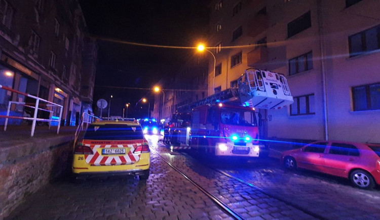 Při požáru bytu v Praze zemřela žena. O život přišel i její pes