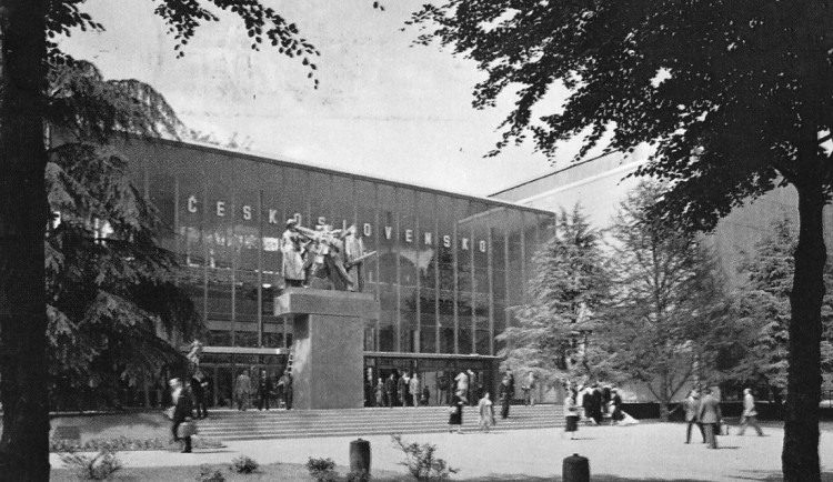 Před třiceti lety shořel Bruselský pavilon v Praze. Požár tehdy způsobil škodu téměř devadesát milionů