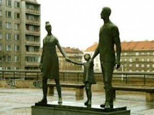 Sousoší Rodina před lety ustoupilo budování obchoďáku, dnes se vrátilo zpátky na místo