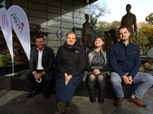 Sousoší Rodina před lety ustoupilo budování obchoďáku, dnes se vrátilo zpátky na místo