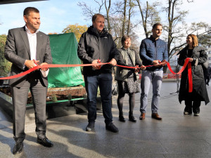 Sousoší Rodina před lety ustoupilo budování obchoďáku, dnes se vrátilo zpátky na místo