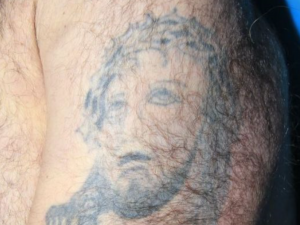 V pražské nemocnici zemřel neznámý muž. Na obličeji měl vytetovaný houslový klíč