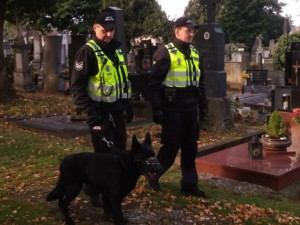 Blíží se Dušičky. Policie varuje před nebezpečími, která mohou číhat na návštěvníky hřbitovů