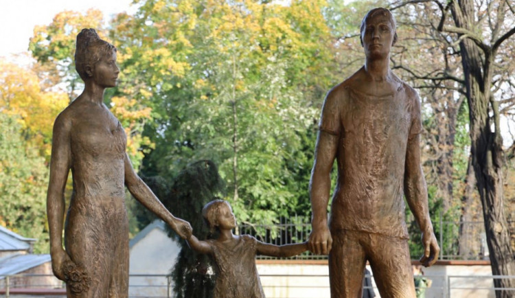 Sousoší Rodina před lety ustoupilo budování obchoďáku, dnes se vrátilo zpátky na místo