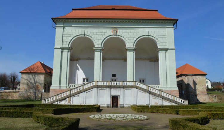 Největší investice Jičína podraží, zvedne se cena za stavbu stacionáře i za opravu Valdštejnské lodžie