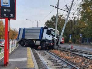 V Podolí nejezdí tramvaje. Provoz tam zastavila nehoda popelářského auta