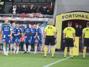 Fanoušci Slavie napadli po zápase klubové auto Olomouce. Jeden člověk skončil v nemocnici