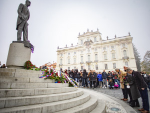 Česko si připomnělo vznik státu. V Praze proběhla pieta na Vítkově nebo na Hradčanském náměstí