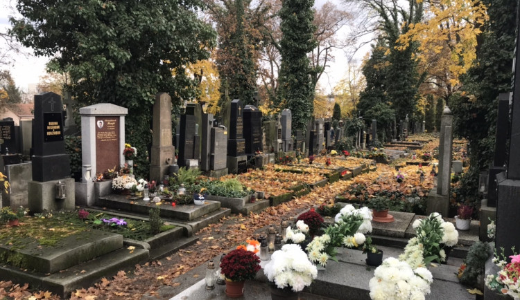 Chystáte se o Dušičkách na hřbitov? Ty pražské budou o víkendu otevřené do 18 hodin, v pondělí a v úterý o hodinu déle