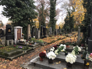 Chystáte se o Dušičkách na hřbitov? Ty pražské budou o víkendu otevřené do 18 hodin, v pondělí a v úterý o hodinu déle