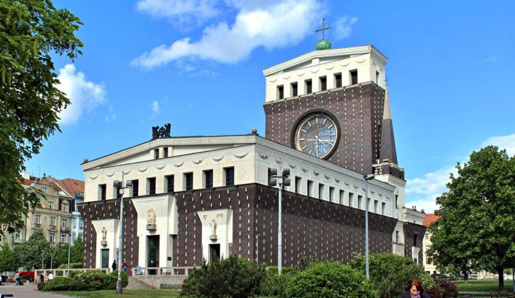 Kostel Nejsvětějšího srdce Páně na náměstí Jiřího z Poděbrad v Praze-Vinohradech