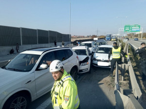 Na Pražském okruhu se srazilo osm aut. Nehoda komplikuje dopravu u Jinočan