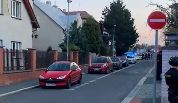 Střelba v Praze. Jeden člověk zemřel, střelec je zabarikádovaný v domě