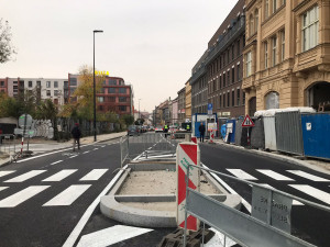 Koněvka je otevřena ve směru do centra. Na silnici jsou nové cyklopruhy