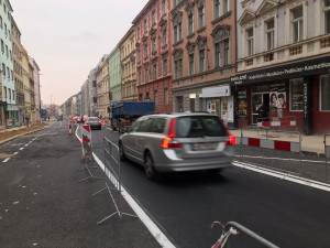 Koněvka je otevřena ve směru do centra. Na silnici jsou nové cyklopruhy