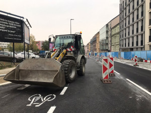 Koněvka je otevřena ve směru do centra. Na silnici jsou nové cyklopruhy