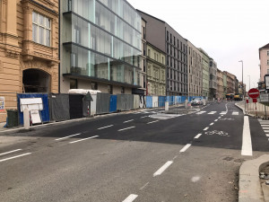 Koněvka je otevřena ve směru do centra. Na silnici jsou nové cyklopruhy