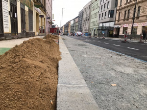Koněvka je otevřena ve směru do centra. Na silnici jsou nové cyklopruhy