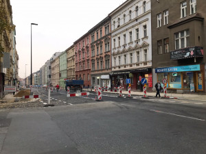 Koněvka je otevřena ve směru do centra. Na silnici jsou nové cyklopruhy