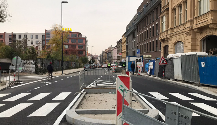 Koněvka je otevřena ve směru do centra. Na silnici jsou nové cyklopruhy