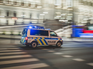 Řidič v Praze srazil autem mladého muže, ten na místě zemřel. Viník z místa ujel