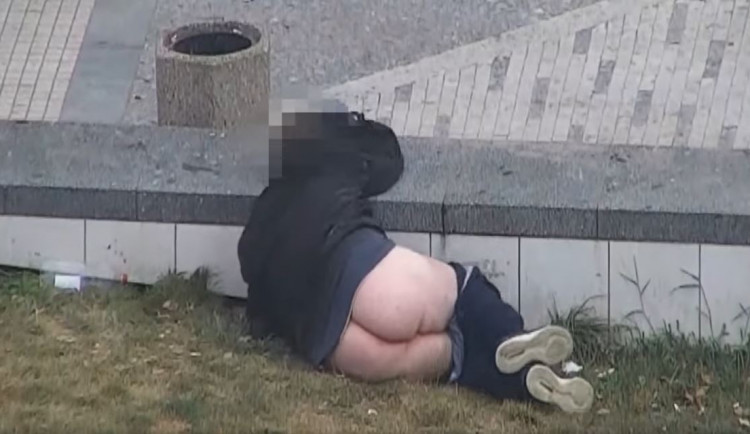 Muž s odhalenou zadnicí nadával kolemjdoucím a strážníka udeřil pěstí. Skončil na záchytce