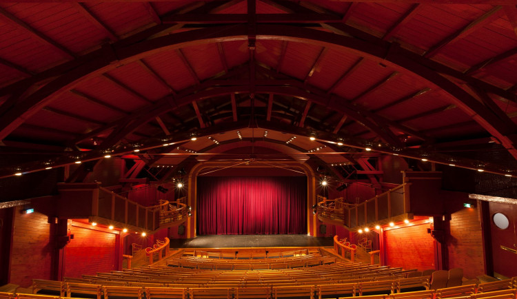 Nepohodlné dřevěné lavice, úkryt bezdomovců i cena Thálie. Divadlo Na Fidlovačce slaví sto let