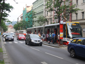 Řidič, který autem srazil mladého muže a z místa ujel, se přihlásil na policii