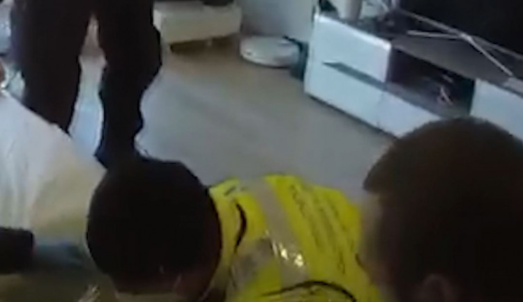 Mladá žena zkolabovala doma. Život jí zachránili policisté, kteří na místo přivezli defibrilátor