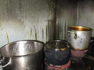 Neuvěřitelný nepořádek a všudypřítomný myší trus. Inspekce zavřela restauraci v Sapě