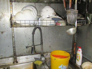 Neuvěřitelný nepořádek a všudypřítomný myší trus. Inspekce zavřela restauraci v Sapě