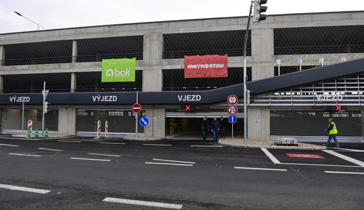 Na Černém Mostě se otevře záchytné parkoviště P+R. Celodenní parkování bude stát padesát korun..