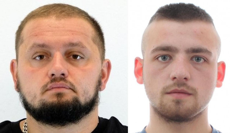 Policie pátrá po mužích podezřelých z pokusu o vraždu. Nesnažte se je zadržet, vyzývá.