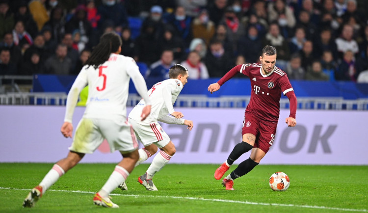 Sparta prohrála na hřišti Lyonu 0:3. V tabulce zůstává druhá
