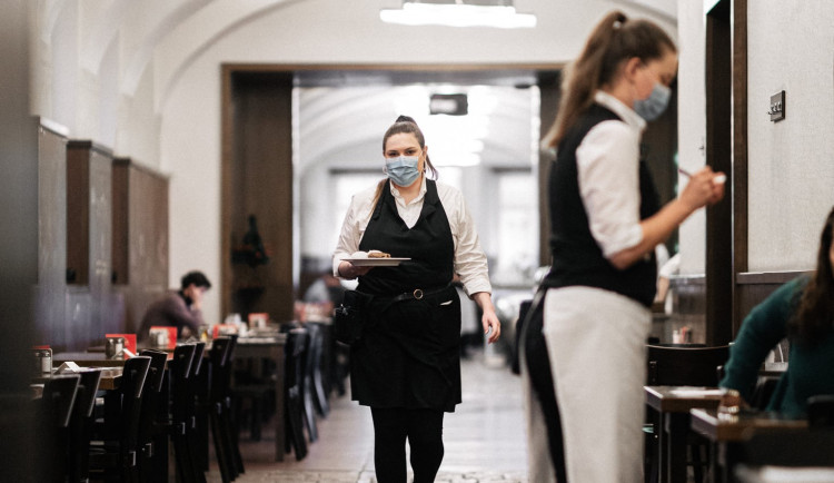 Hygienici s policií kontrolovali restaurace, kina i divadla. Někde rozdali pokuty