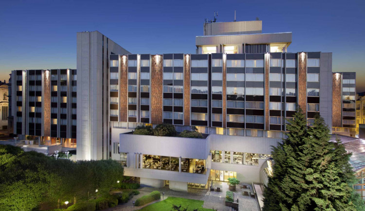 Rekonstrukce bývalého Intercontinentalu pokračuje. Práce uzavřou část náměstí Miloše Formana.