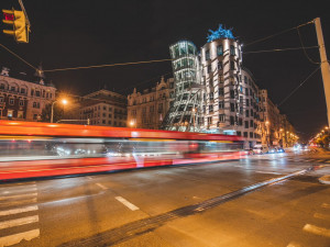 Auto v centru Prahy srazilo seniora. Ten střet nepřežil