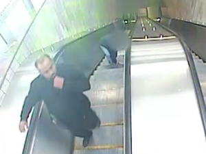 Loupežné přepadení v pražském metru. Cestující přišel o hotovost, kterou měl v kapse