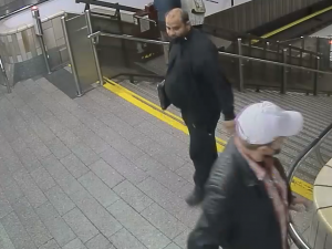 Loupežné přepadení v pražském metru. Cestující přišel o hotovost, kterou měl v kapse